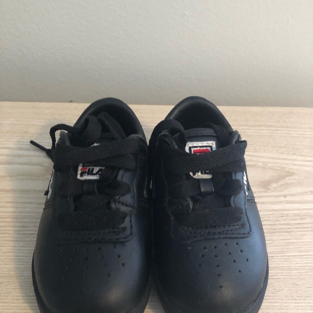 Black Fila toddler shoe size 5